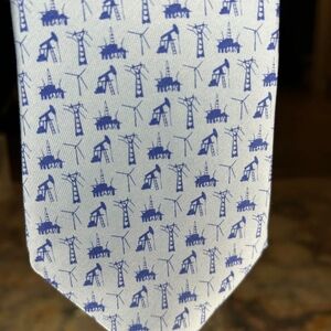 Vineyard vines oil themed tie